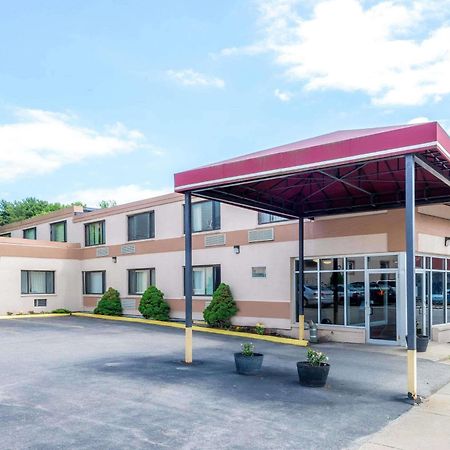 Super 8 By Wyndham Watertown/Cambridge/Boston Area Hotel Exterior foto