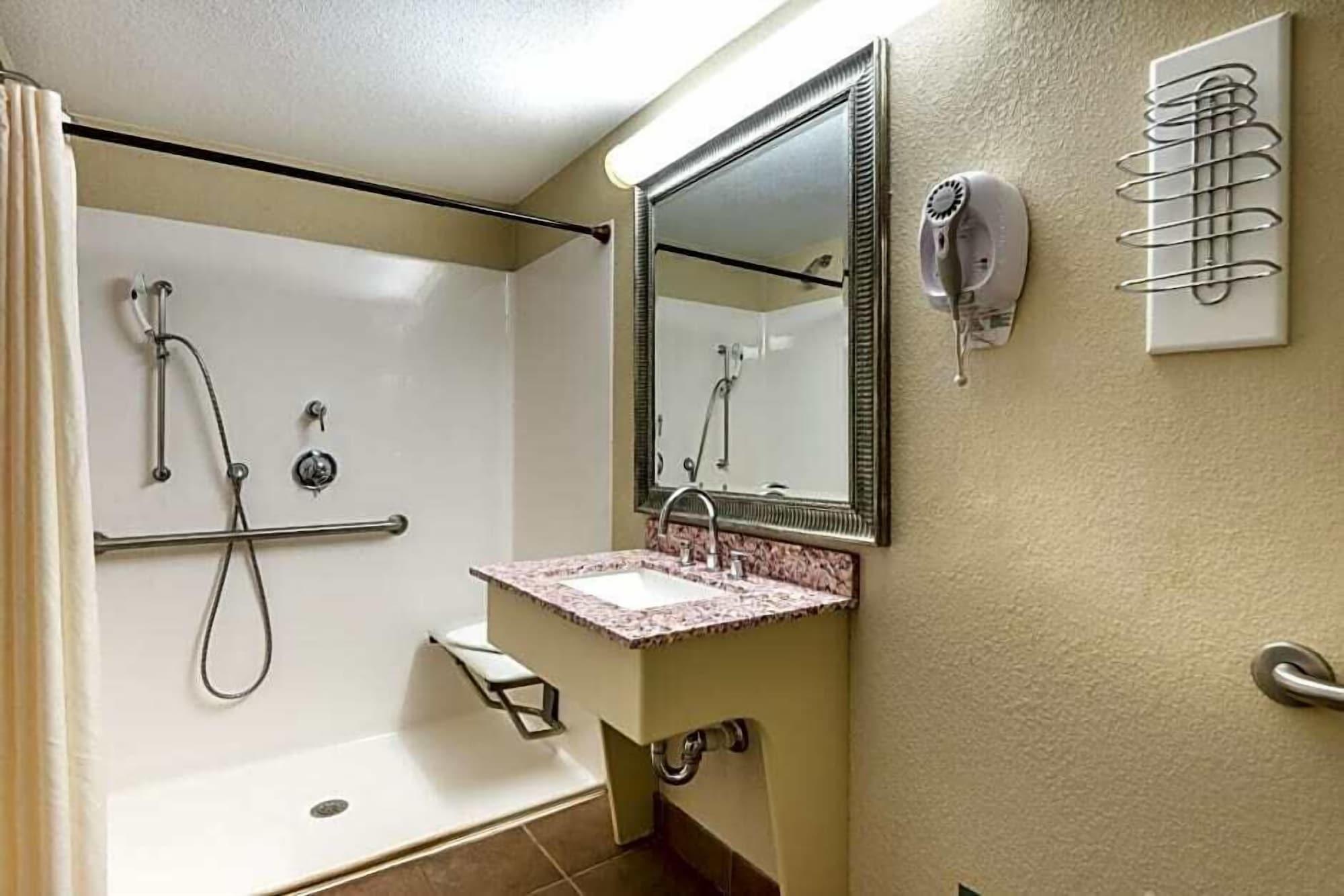 Super 8 By Wyndham Watertown/Cambridge/Boston Area Hotel Exterior foto