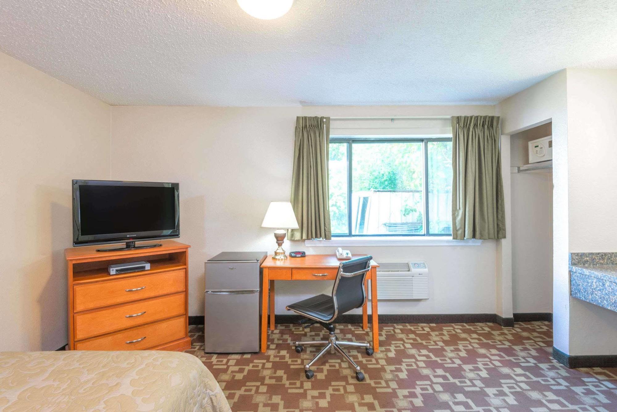 Super 8 By Wyndham Watertown/Cambridge/Boston Area Hotel Exterior foto