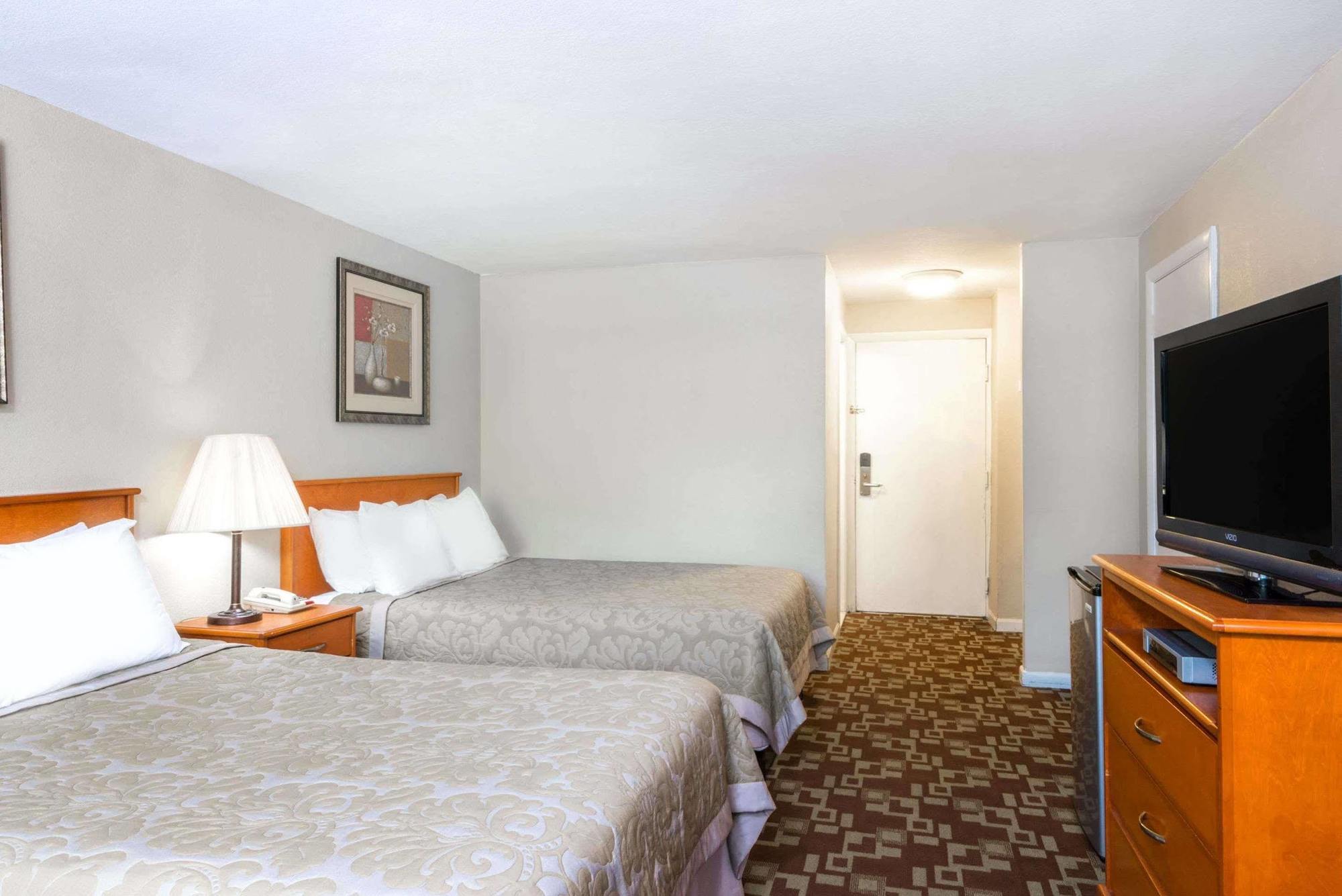 Super 8 By Wyndham Watertown/Cambridge/Boston Area Hotel Exterior foto