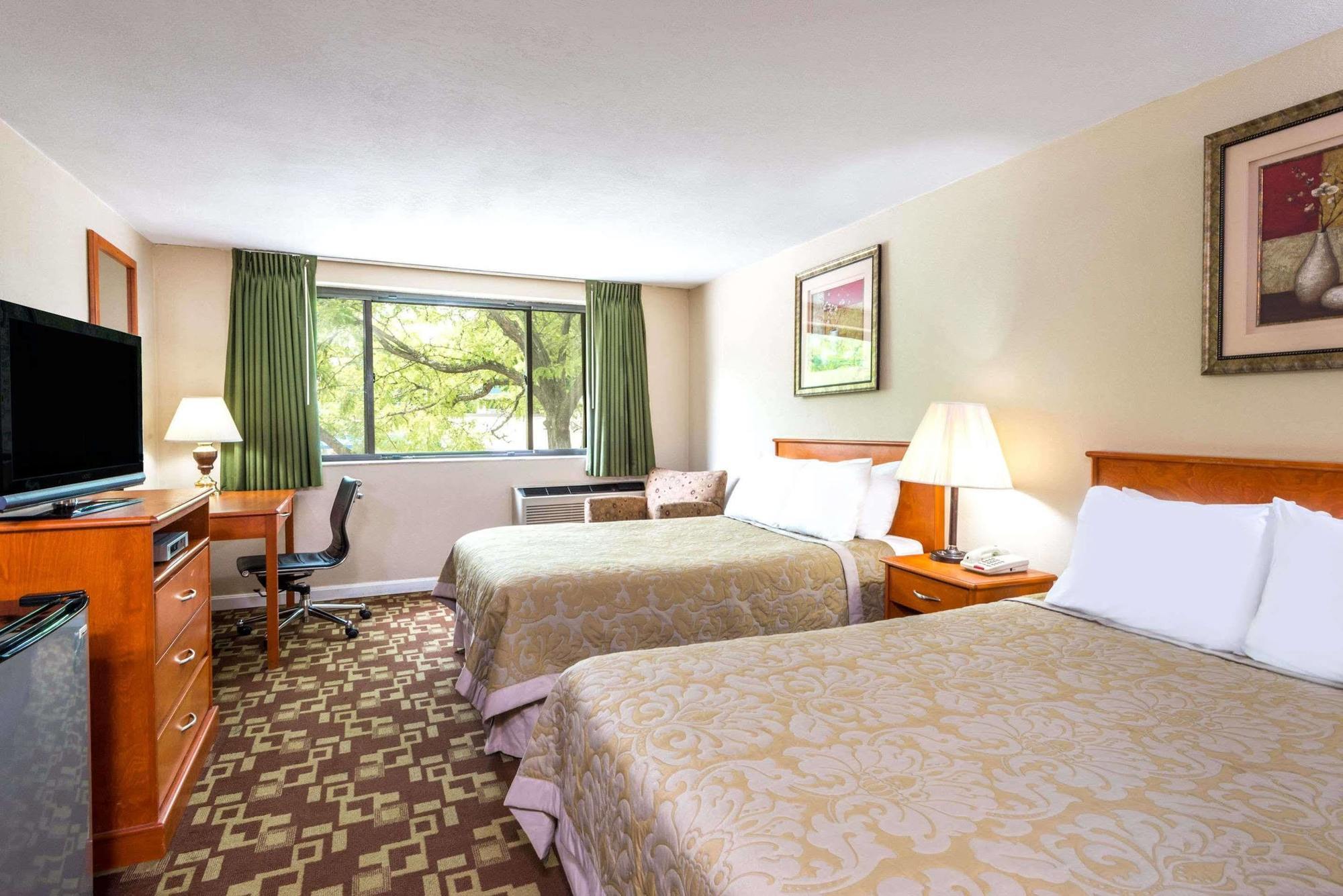 Super 8 By Wyndham Watertown/Cambridge/Boston Area Hotel Exterior foto